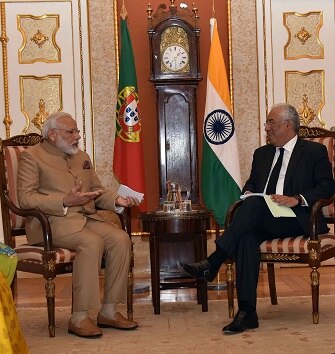 Modi Presents Oci Card To Portugals Indian Origin Pm Costa পর্তুগালের প্রধানমন্ত্রীকে অনাবাসী ভারতীয় নাগরিকত্ব দিলেন মোদী