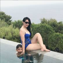 দুই সন্তানের মা মান্যতা, ফ্রান্স থেকে নীল সুইম স্যুটে উষ্ণতাকে দিলেন এক অন্যমাত্রা