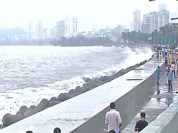 Heavy Rains Lash Mumbai Highest Tide Of The Season Today শনিবার রাতভোর বৃষ্টি, রবিবার দুপুরের জোয়ারে ভাসল স্বপ্ননগরী মুম্বই