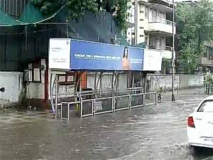 শনিবার রাতভোর বৃষ্টি, রবিবার দুপুরের জোয়ারে ভাসল স্বপ্ননগরী মুম্বই