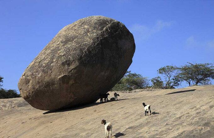 এই পাথরটির আকর্ষণে প্রতি বছর বহু পর্যটক মহাবালিপুরমে যান। নভেম্বর থেকে ফেব্রুয়ারি এখানে যাওয়ার সেরা সময়