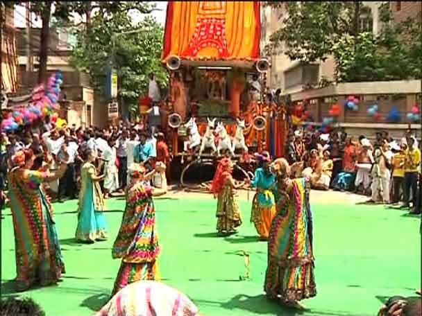 প্রতি বছরের মতো এবারও মায়াপুরে ছিলেন বিদেশিরা। তাঁরাও সামিল হন রথযাত্রায়