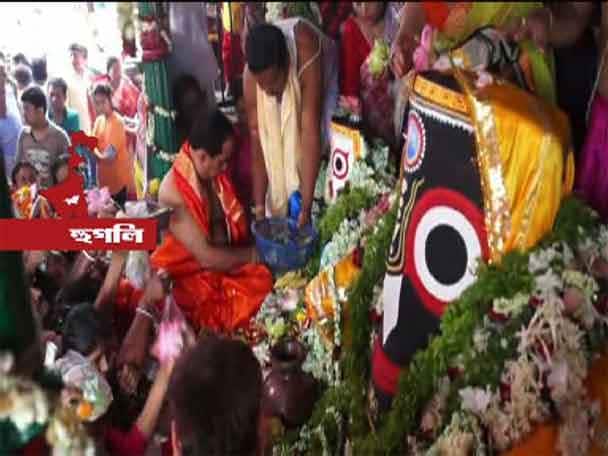 প্রতি বছরের মতো এবারও হুগলির মাহেশে প্রথা মেনে পালিত হল রথযাত্রা। জমায়েত হয়েছিলেন অগনিত পুণ্যার্থী