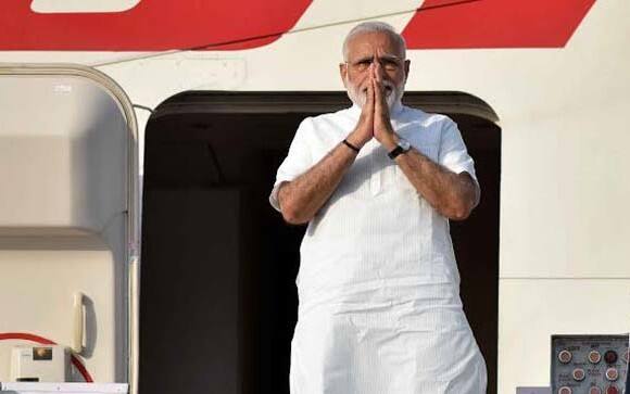 ভারতীয়দের মধ্যে ফেসবুক ও ট্যুইটারে সবচেয়ে বেশি ফলোয়ার প্রধানমন্ত্রী নরেন্দ্র মোদীর। ফেসবুকে তাঁর ঠিক পিছনেই বিরাট