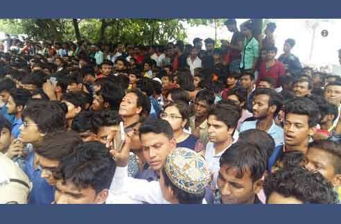 বাদশার বাড়ির বাইরে ভক্তদের ভিড়