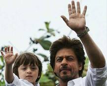 ইদ উপলক্ষে সাদা রঙের পাঠানি স্যুটে ভক্তদের সামনে আবির্ভূত হলেন শাহরুখ-অ্যাব্রাম