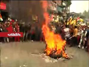 পিঠে টিউবলাইট ভেঙে বিক্ষোভ,ত্রিপাক্ষিক চুক্তিপত্র পুড়িয়ে পাহাড়ে আন্দোলন আরও তীব্র মোর্চার