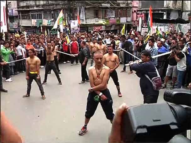 Breaking Tubelight In Their Behind Morchas Protest Movement Further Deepened পিঠে টিউবলাইট ভেঙে বিক্ষোভ,ত্রিপাক্ষিক চুক্তিপত্র পুড়িয়ে পাহাড়ে আন্দোলন আরও তীব্র মোর্চার