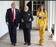 মোদীর সঙ্গে সাক্ষাতের সময় যে হলুদ পোশাক মেলানিয়া পরেছিলেন তার দাম ১ লক্ষ ৩৯ হাজার ১৮০ টাকা