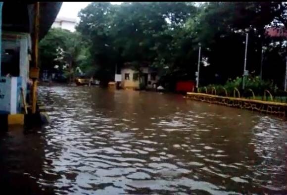 Heavy Rains Lash Mumbai Disrupts Rail Road Traffic প্রচণ্ড বৃষ্টিতে জল থইথই মুম্বই, বেহাল ট্রেন, সড়কপথে যাত্রা