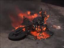 রণক্ষেত্র পাম অ্যাভেনিউ, দুষ্কৃতী-সংঘর্ষে পুড়ল বাইক, ভাঙচুর গাড়ি