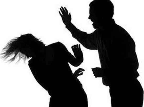 Doctor Slaps Possessed Woman To Revive Her Inquiry Ordered অশরীরী শক্তির ভর! অচৈতন্য মহিলার জ্ঞান ফেরাতে চড়-থাপ্পড় ডাক্তারের, শুরু তদন্ত