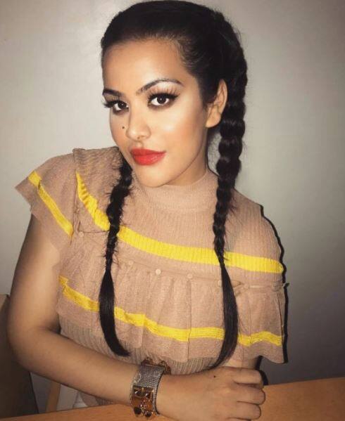 সুইমস্যুট পরা মান্যতার ছবি দেখে কার্যত দিওয়ানা সোশ্যাল মিডিয়া প্রেমীরা। 