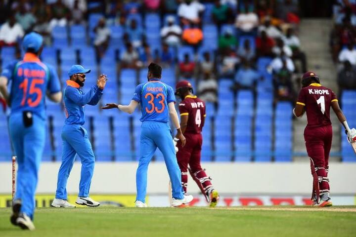 জবাবে দীপিকা বলেন, এটা আমাদের ভিলার ব্যক্তিগত স্যুইমিং পুল। চলে এসো, তোমাকে লেবুর জলও খাওয়াব