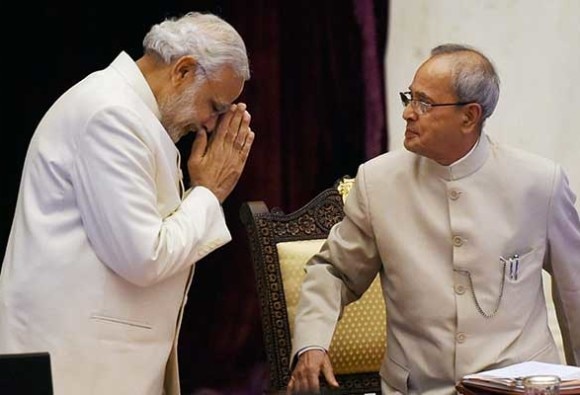 Narendra Modi meets Pranab Mukherjee, seeks his blessings শপথের আগে দেখা করে আশীর্বাদ চাইলেন, মোদি বললেন, ওনার জ্ঞান, অন্তর্দৃষ্টির তুলনা হয় না,  মিষ্টি খাইয়ে দিলেন প্রণব