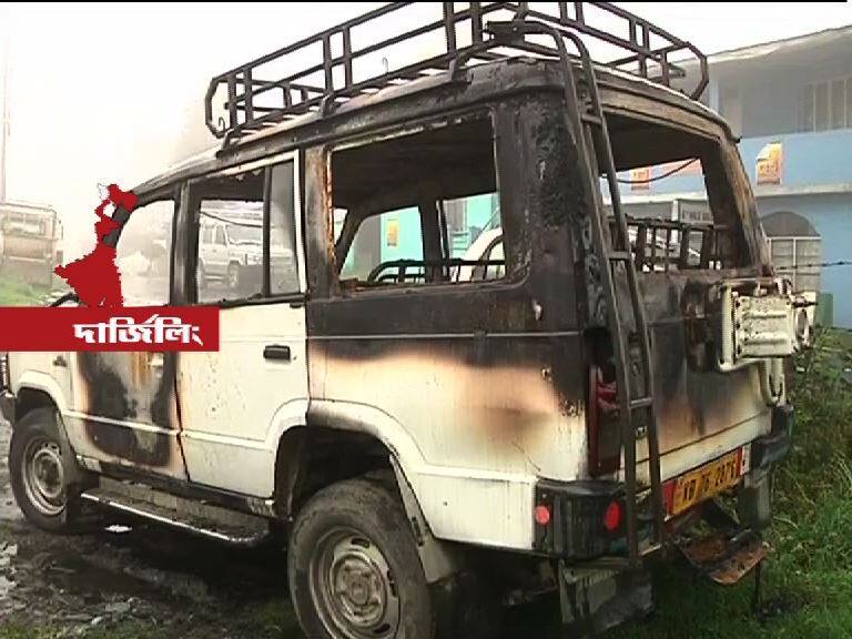 Darjeeling Morcha Sets Fire At Police Car 4 Arrested দার্জিলিংয়ে পুলিশের গাড়িতে আগুন লাগাল মোর্চা