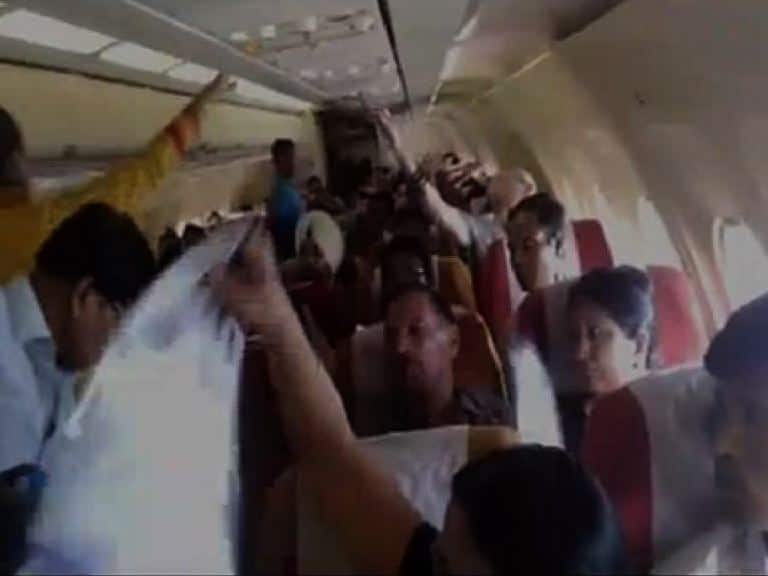 খারাপ এসি নিয়ে আকাশে উড়ল এয়ার ইন্ডিয়ার বিমান, শ্বাসকষ্ট, ক্ষোভে ফেটে পড়ল যাত্রীরা Air India Flight Takes Off With Faulty Ac Furious Fliers Use Paper To Fan Themselves খারাপ এসি নিয়ে আকাশে উড়ল এয়ার ইন্ডিয়ার বিমান, শ্বাসকষ্ট, ক্ষোভে ফেটে পড়ল যাত্রীরা