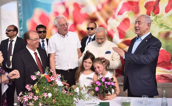 ড্যাজিঙ্গার ফুলের গবেষণা কেন্দ্র পরিদর্শনে মোদী।