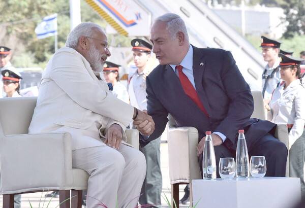 বিমানবন্দরেই, ইজরায়েলি প্রধানমন্ত্রী বেঞ্জামিন নেতানিয়াহুর সঙ্গে একপ্রস্থ বৈঠক সারেন। 