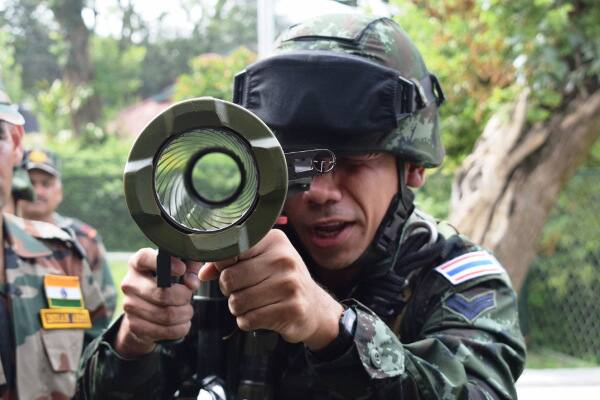 এখানে একে অপরের কাজের ধরনের সঙ্গে পরিচিত হওয়ার একটা সুবর্ণ সুযোগ পাচ্ছেন দু দেশেরই সেনা।