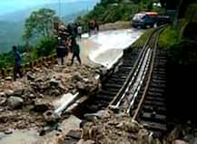 কার্শিয়ঙে ৫৫ নম্বর জাতীয় সড়কে ধস, এর ফলে দার্জিলিং থেকে শিলিগুড়ি যাওয়ার মূল রাস্তা বন্ধ
