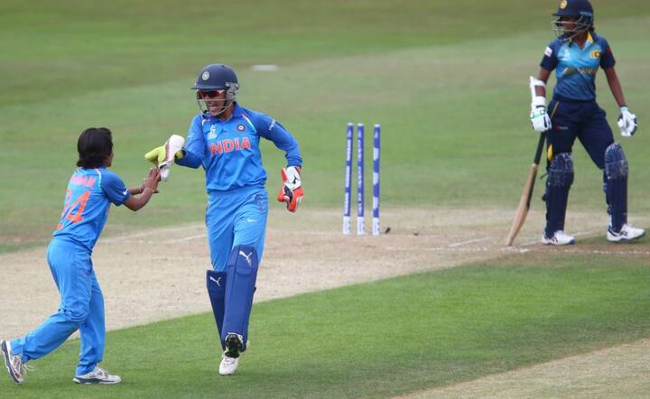 মিতালি খেলা শেষে বলেন, ‘‘আমাদের স্পিনাররা খুব ভাল বল করেছে আজ। মাঝের ওভারগুলোতে ওদের ডটবল এত বেড়ে গিয়েছিল যে, শেষ দিকে চাপে পড়ে যায়। যার ফলে ওদের ব্যাটসম্যানরা পরে ঝুঁকি নিতে বাধ্য হয়। উইকেট তোলার সুযোগ পাই আমরা।’’