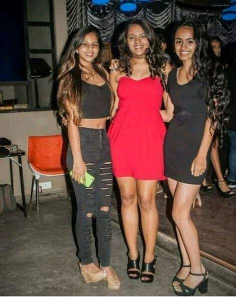 সোশ্যাল মিডিয়ায় বন্ধু ও পরিবারের লোকেদের সঙ্গে একের পর এক ছবি পোস্ট করে চলেছে সুহানা