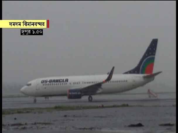 লাগাতার বৃষ্টির জেরে এদিন জলমগ্ন হয়ে পড়ে বিমানবন্দরের কিছু এলাকাও। রানওয়েতে জল জমে যাওয়ায় ব্যাহত হয় উড়ান চলাচল। 
