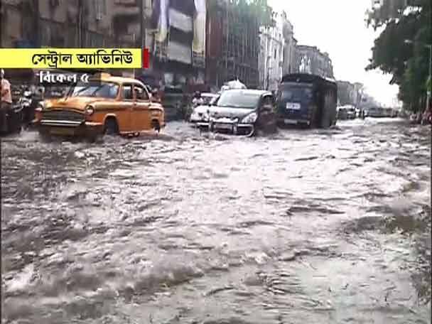 মেয়র জানিয়েছেন, বৃষ্টির পরই পরিস্থিতি নিয়ন্ত্রণে রাখতে তত্পর পুরকর্মীরা। 