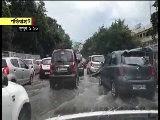 জমা জলের সঙ্গে যানজটে দিনভর নাকাল হতে হয় সাধারণ মানুষকে। 