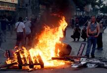 দেখুন, জি-২০ সম্মেলনের বিরুদ্ধে বিক্ষোভে অগ্নিগর্ভ জার্মানি