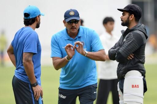 ভারতের পরবর্তী কোচ হওয়ার দৌড়ে এখন সবার আগে রবি শাস্ত্রী। ভারতের পরবর্তী টিম ডিরেক্টরের সঙ্গে অধিনায়ক বিরাট কোহলির সখ্যতার কারণই তাঁকে এগিয়ে রাখছে ক্রিকেট মহল। তবে সৌরভের ভূমিকা কী হবে, সেটা নিয়ে সংশয় রয়েছে। এর আগেরবার সৌরভের আপত্তিতেই কোচ হতে পারেননি শাস্ত্রী। এবার কী হয় সেদিকেই তাকিয়ে ক্রিকেট মহল