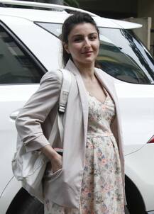 দেখুন অন্তঃসত্ত্বা সোহা আলি খানকে