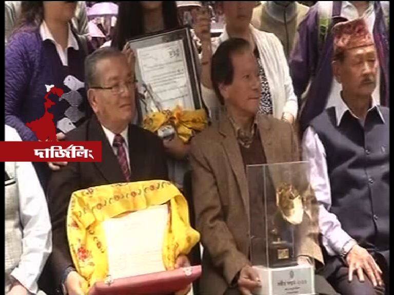 পাহাড়ে অ্যাওয়ার্ড ওয়াপসি! পুরস্কার ফিরিয়ে পৃথক রাজ্যের দাবি চার বিশিষ্ট নাগরিকের 4 Laureates Return Award Demanding Separate Gorkhaland পাহাড়ে অ্যাওয়ার্ড ওয়াপসি! পুরস্কার ফিরিয়ে পৃথক রাজ্যের দাবি চার বিশিষ্ট নাগরিকের