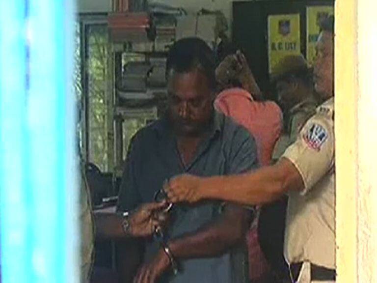 Air Hostess Molestationmain Accused Arrested চলন্ত ট্যাক্সিতে বিমান সেবিকার শ্লীলতাহানি, গ্রেফতার মূল অভিযুক্ত সহযাত্রী