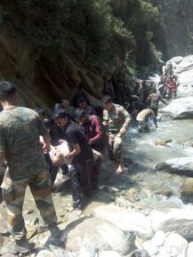 খাদে বাস উল্টে ১৬ অমরনাথ-তীর্থযাত্রীর মৃত্যু, উদ্ধারে নামল সেনা