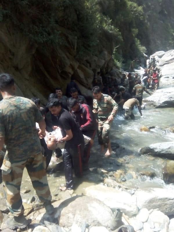 পহলগাঁও যাওয়ার পথে খাদে পড়ল বাস। নিহত ১৬ অমরনাথ-তীর্থযাত্রী, জখম ২৪।