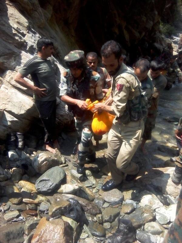 দুর্ঘটনাগ্রস্ত তীর্থযাত্রীদের উদ্ধার করতে পুলিশকে সাহায্য করতে এগিয়ে আসেন সেনাবাহিনীর হোয়াইট নাইট কোরের জওয়ানরা।