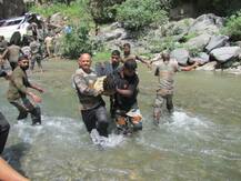 খাদে বাস উল্টে ১৬ অমরনাথ-তীর্থযাত্রীর মৃত্যু, উদ্ধারে নামল সেনা