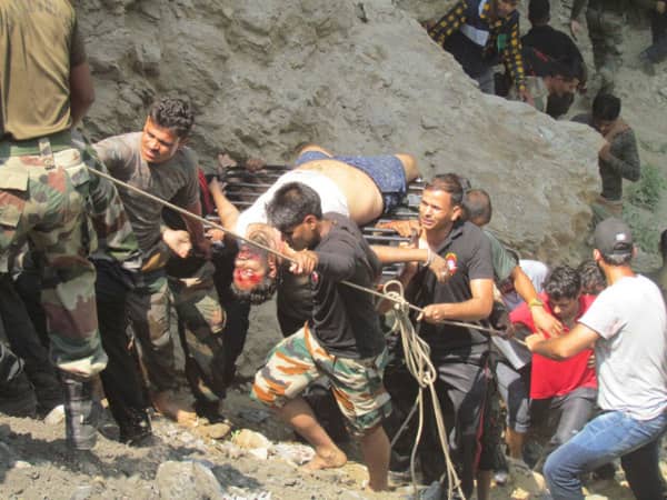 পুণ্যার্থীদের মৃত্যুতে ট্যুইট করেছেন প্রধানমন্ত্রী নরেন্দ্র মোদী ও স্বরাষ্ট্রমন্ত্রী রাজনাথ সিংহ। সব ছবি প্রতিরক্ষামন্ত্রক সূত্রে প্রাপ্ত।