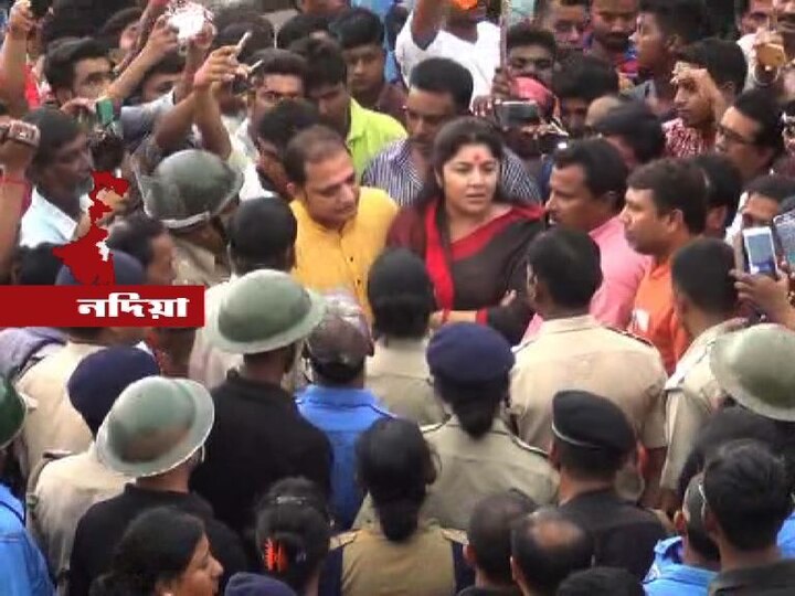 Locket Chattopadhyay Stooped While Trying To Enter A Village At Nadia Later Bjp Leader Get Into A Scuffle With Police নদিয়ায় গ্রামে ঢুকতে বাধা, পুলিশের সঙ্গে বচসা-ধাক্কাধাক্কি বিজেপি নেত্রী লকেটের