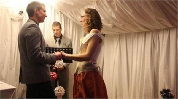 বিয়ের অনুষ্ঠানে আমন্ত্রিত ছিলেন জনা ২০ অতিথি। বিয়ের শপথবাক্য পাঠ করান স্টেশন লিডার তথা বিএটি ম্যাজিস্ট্রেট পল স্যামওয়েজ। 