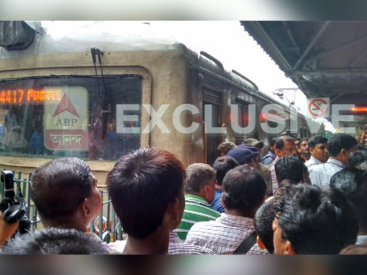 Passengers Had Narrow Escape After Local Train Hits Guardwall Of No 13 Platform At Sealdah Station 22 Injured Driver Guard Suspended শিয়ালদা স্টেশনে  ১৩ নম্বর প্ল্যাটফর্মের গার্ডওয়ালে ধাক্কা সোনারপুর লোকালের, জখম ২১ যাত্রী, সাসপেন্ড চালক ও গার্ড