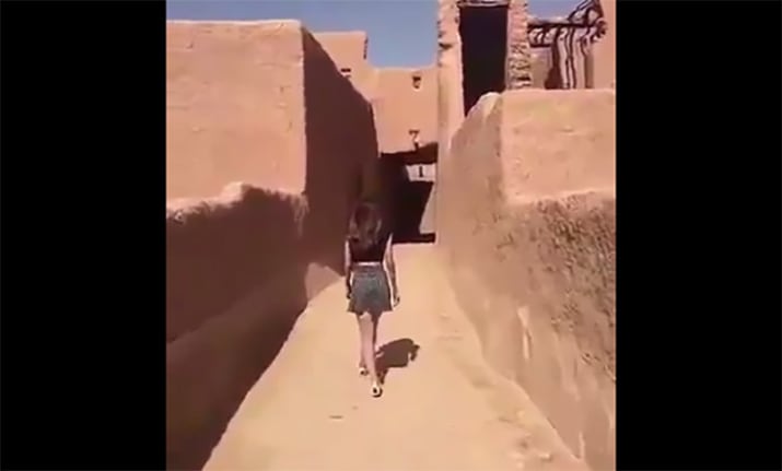 মিনিস্কার্ট পরে সৌদি আরবে হাঁটায় গ্রেফতার মহিলা