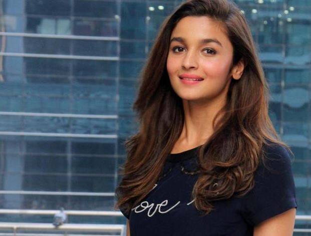 আলিয়া ভট্টর মা ব্রিটিশ হওয়ায় তিনিও ব্রিটেনের নাগরিক। সেই কারণে ভারতে ভোট দিতে পারেন না