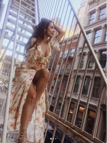 নিউইয়র্কের রাস্তায় ছেলে-মেয়েকে নিয়ে ঘুরে বেড়াতে দেখা গেল বলিউডের এই লাস্যময়ীকে