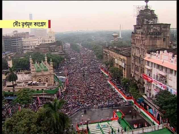 একুশের সকালে মঞ্চের কাছে জনস্রোত