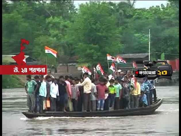 নৌকায় করে বিভিন্ন জেলা থেকে সমর্থকদের আগমণ