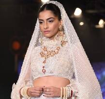 ফ্যাশন শোয়ে বলিউড স্টাইল আইকন সোনম কপূরের থেকে সমস্ত নজর কেড়ে নিলেন এই তারকা সন্তান!