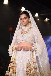 ফ্যাশন শোয়ে বলিউড স্টাইল আইকন সোনম কপূরের থেকে সমস্ত নজর কেড়ে নিলেন এই তারকা সন্তান!